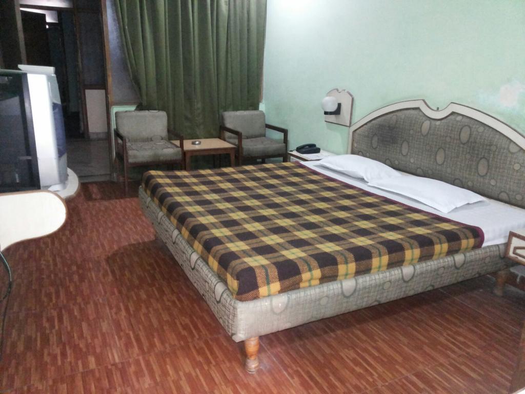 Hotel Saurab Dehradun Esterno foto